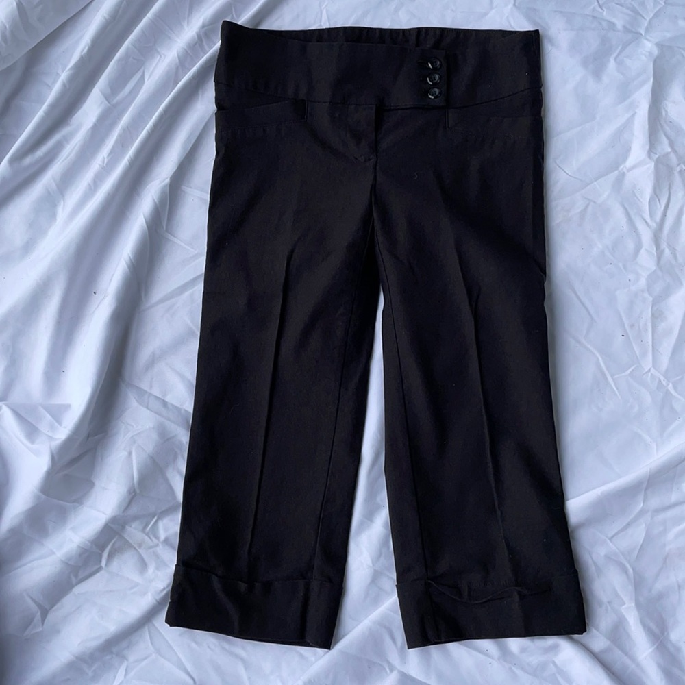 Black low-rise capris
